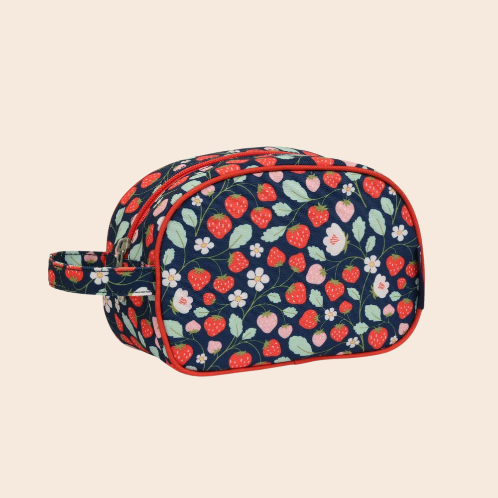 Toiletry bag: Strawberries