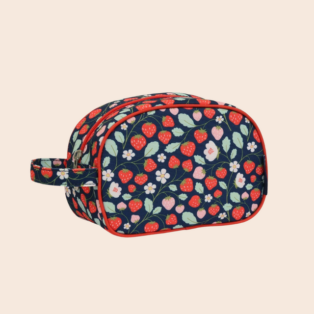Toiletry bag: Strawberries