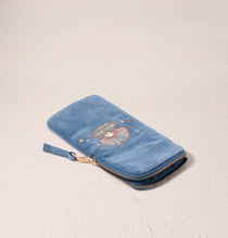 Load image into Gallery viewer, Pearl Shell Velvet Glasses Case