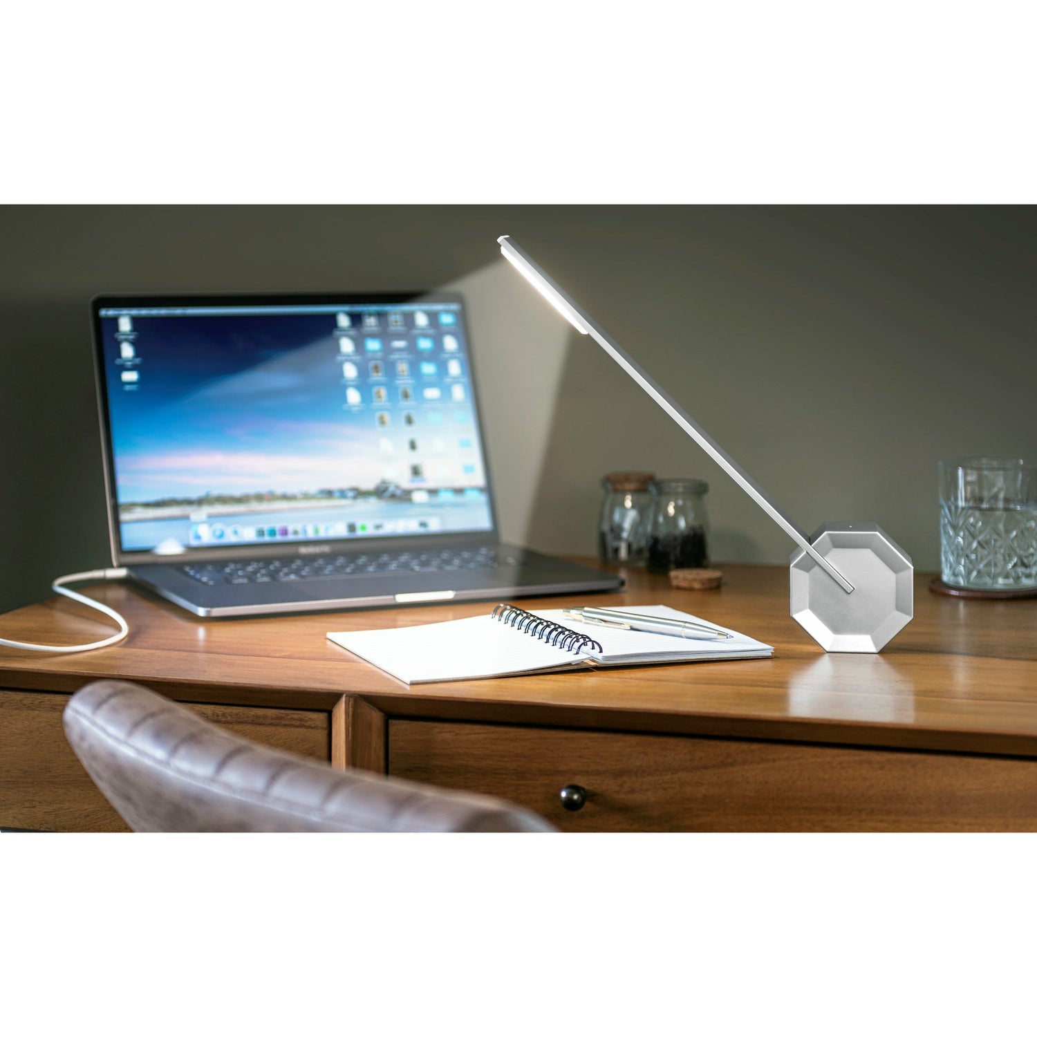 Octagon Desk Light: Aluminium
