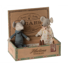 Load image into Gallery viewer, Grandma &amp; Grandpa Mice In Cigar Box