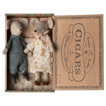 Load image into Gallery viewer, Grandma &amp; Grandpa Mice In Cigar Box