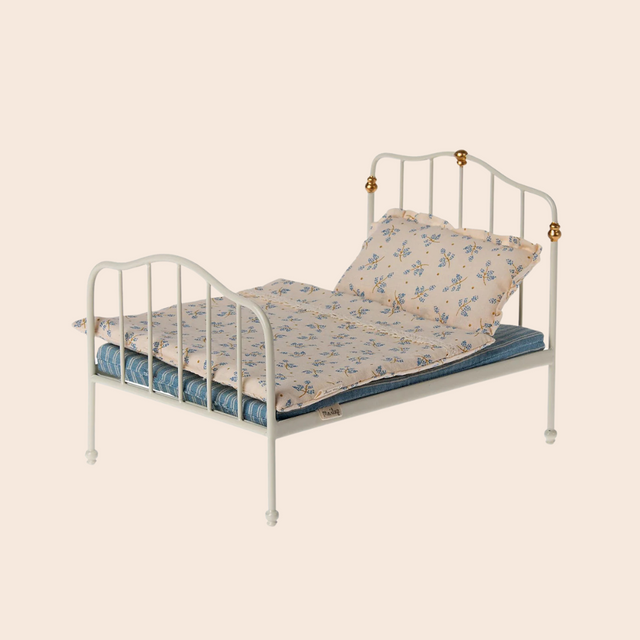 Off White Vintage Mouse Bed