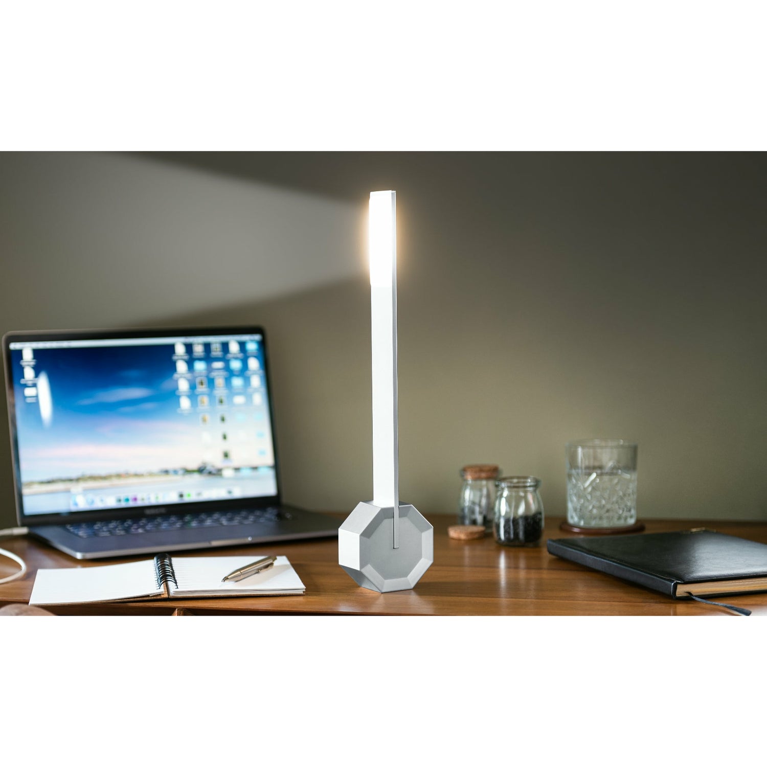 Octagon Desk Light: Aluminium